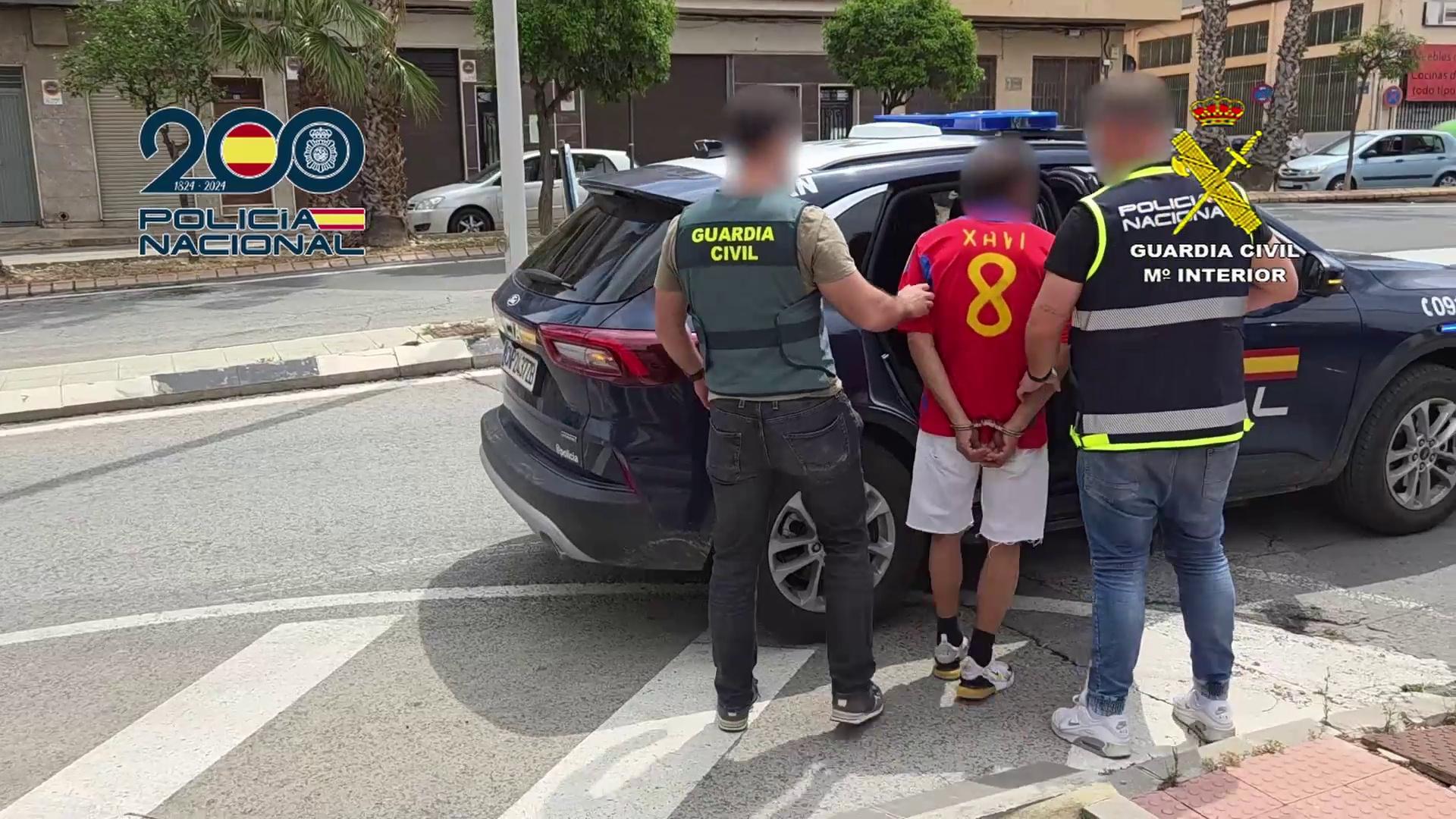 Un atraco de madrugada, un coche incendiado y una detención 