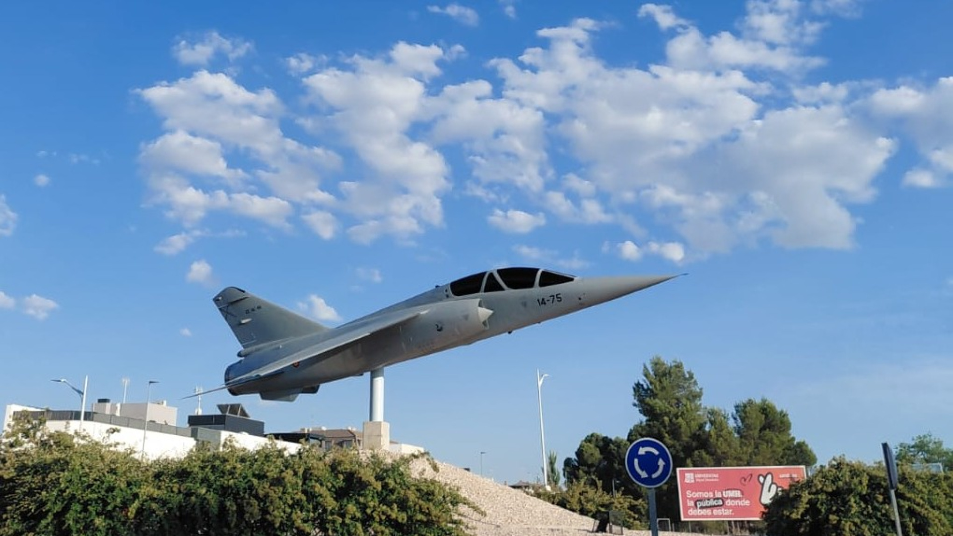 De la base aérea a la ciudad: un caza Mirage F1 se
