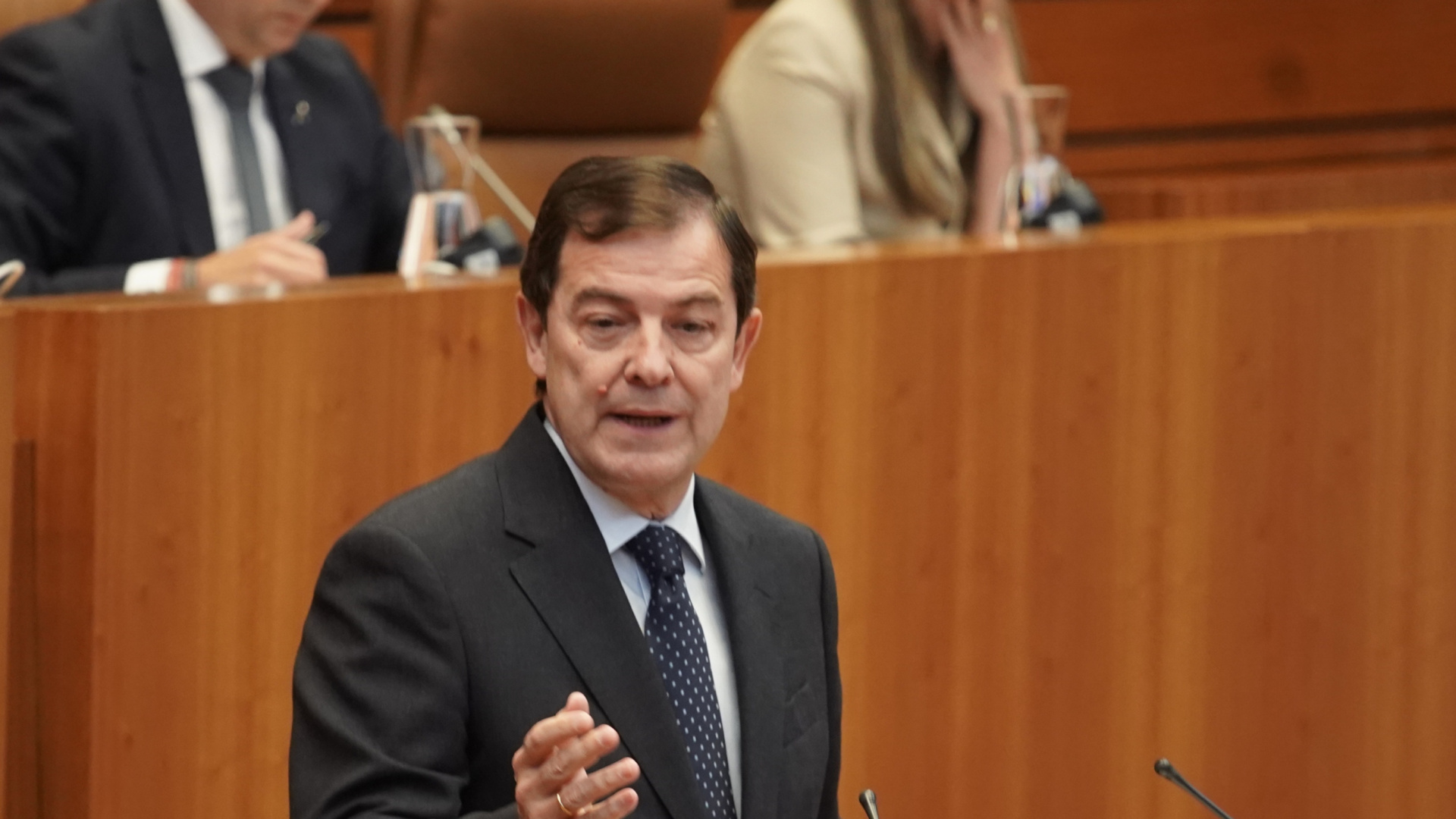 Mañueco sella su tercera legislatura con Vox y pro