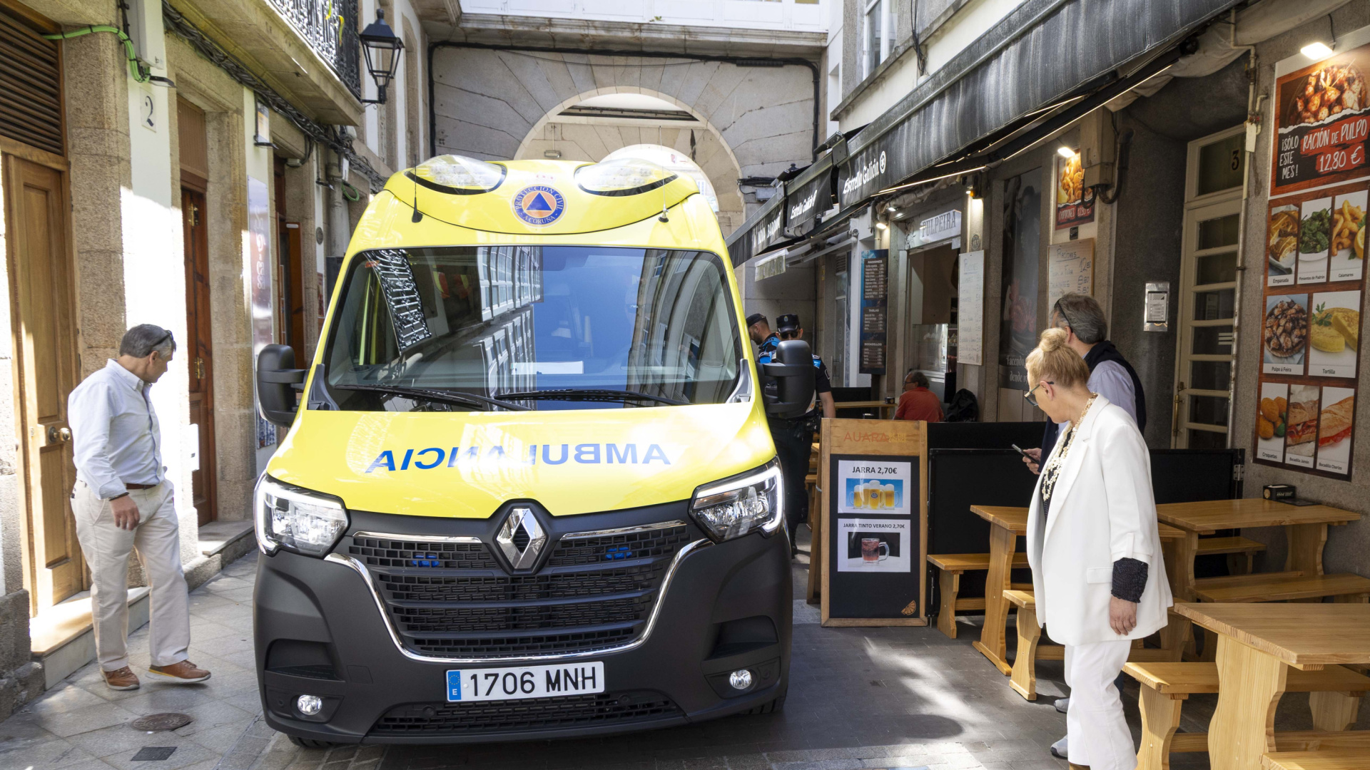 A Coruña pone a prueba sus terrazas: una ambulancia comprueb