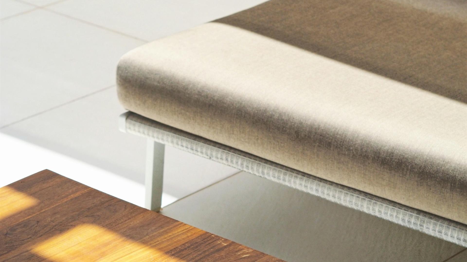 El salón que habla de ti: claves para elegir muebles con int