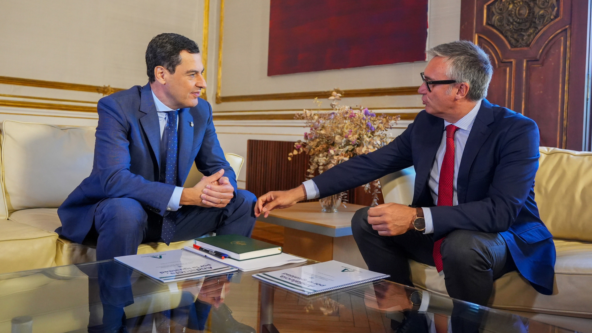 Moreno mantiene su primera reunión con Vox tras el