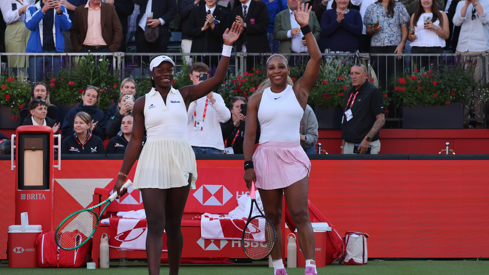 Serena Williams debuta con victoria en el dobles d
