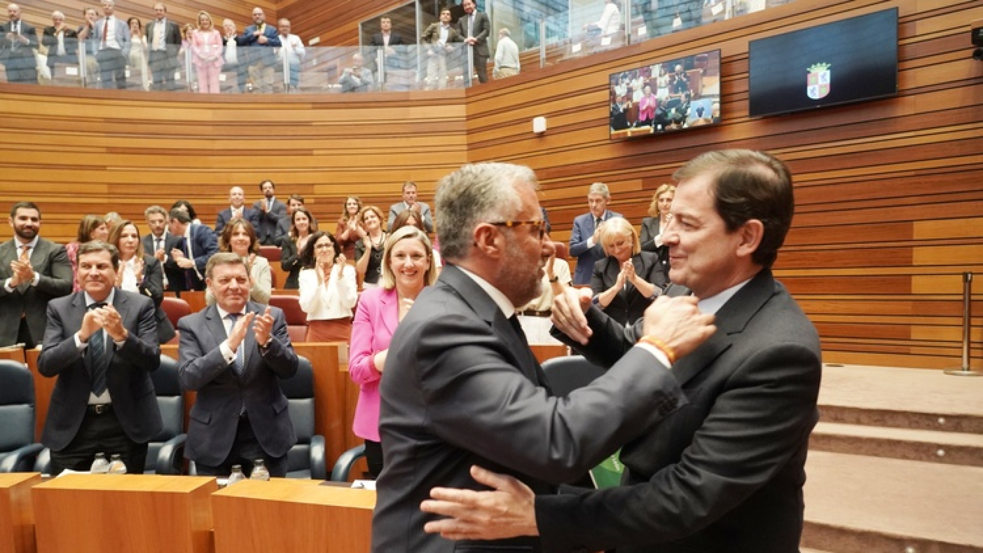 Mañueco, investido presidente de Castilla y León p