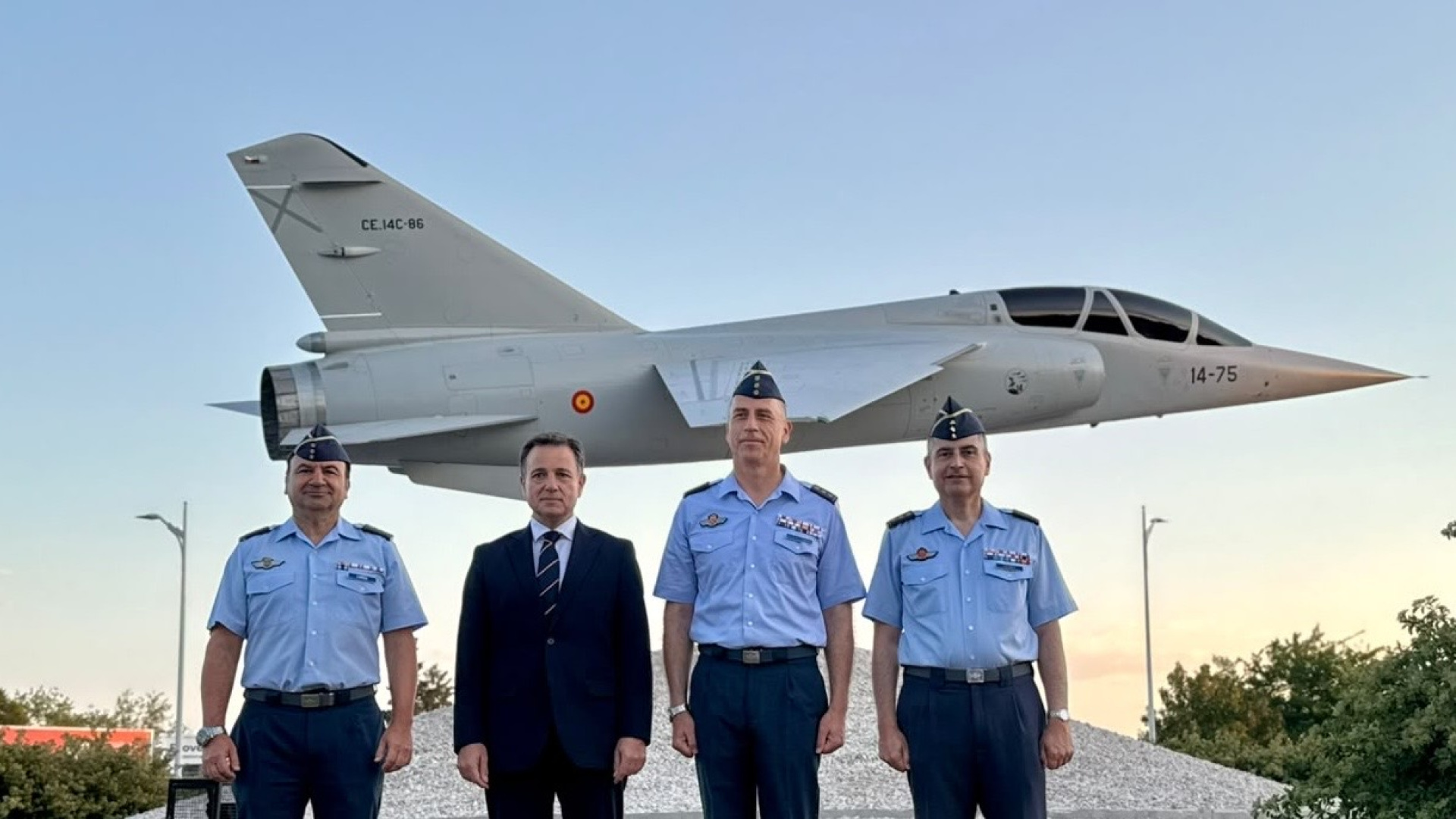 Un Mirage F1 'aterriza' para siempre en Albacete c