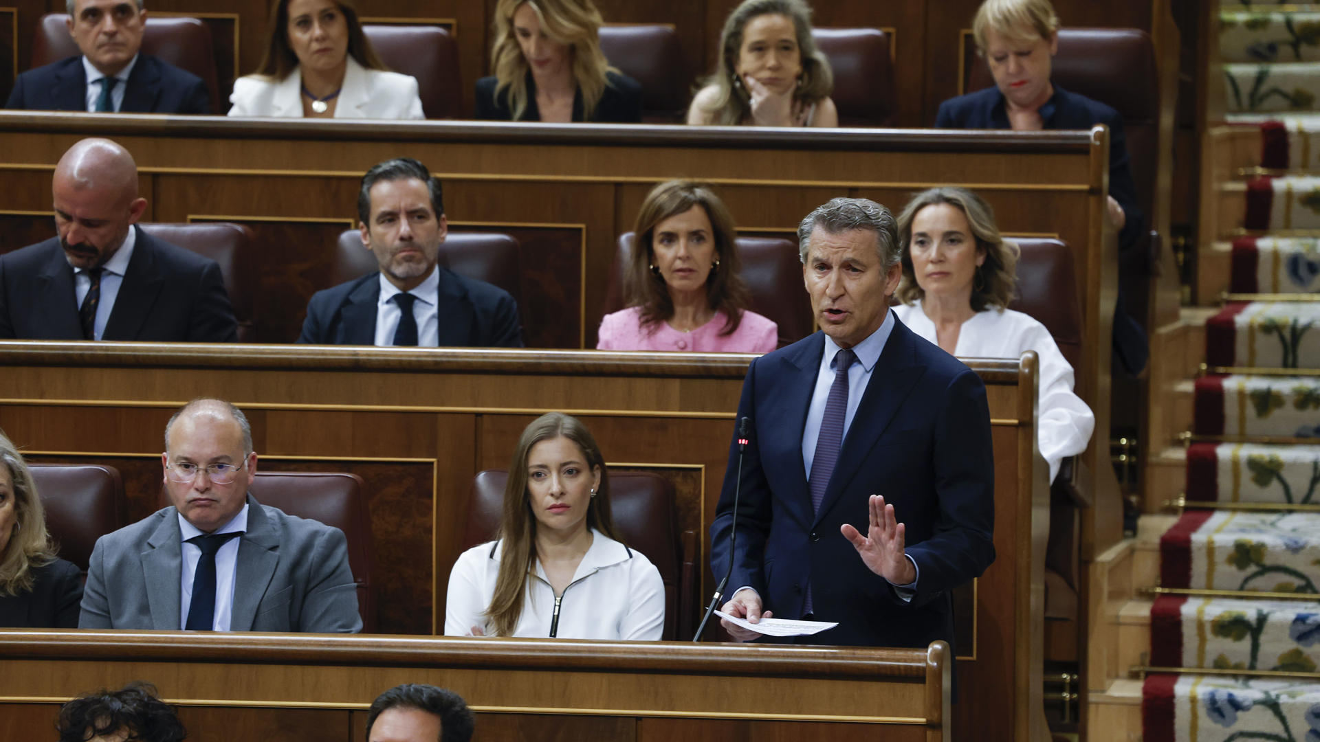 Sánchez se atrinchera en Moncloa, mientras Feijóo 
