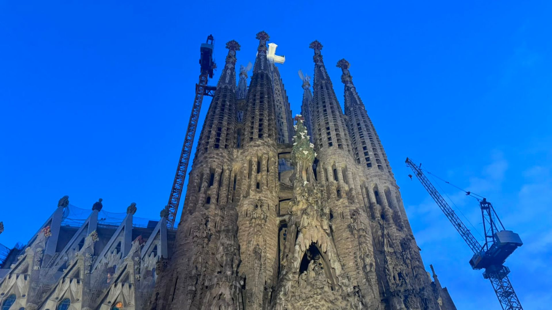 El Papa bendice la Torre de Jesucristo, cúspide de la Sagrad
