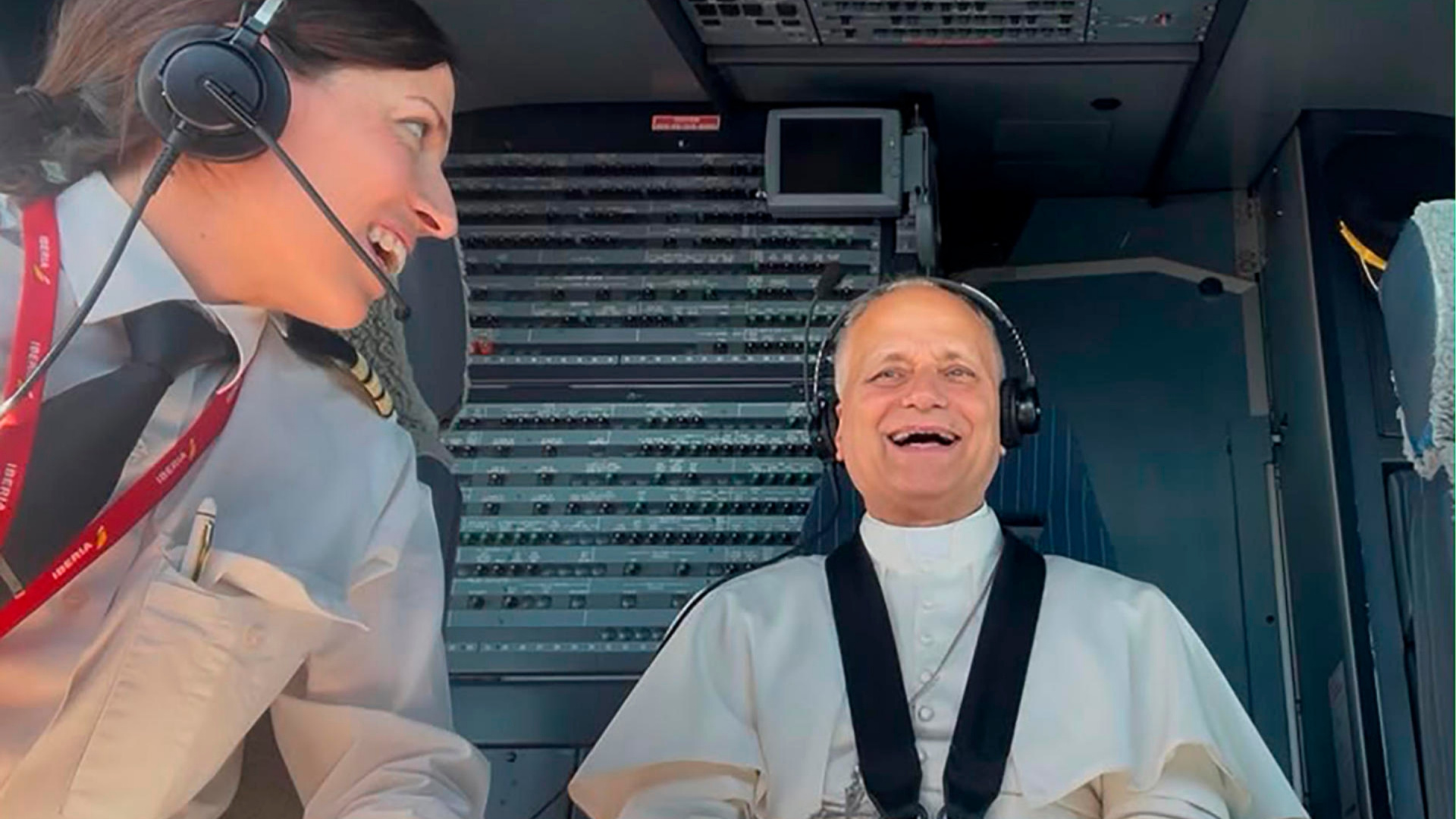 Ángeles Hernández, la copiloto que recibió al Papa