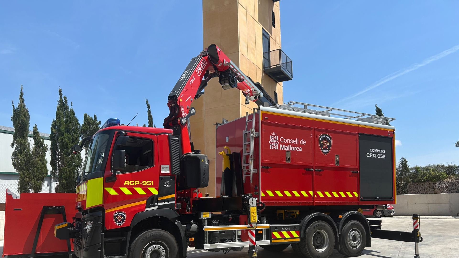 Dos fallecidos y 24 heridos en el incendio de un bloque de v