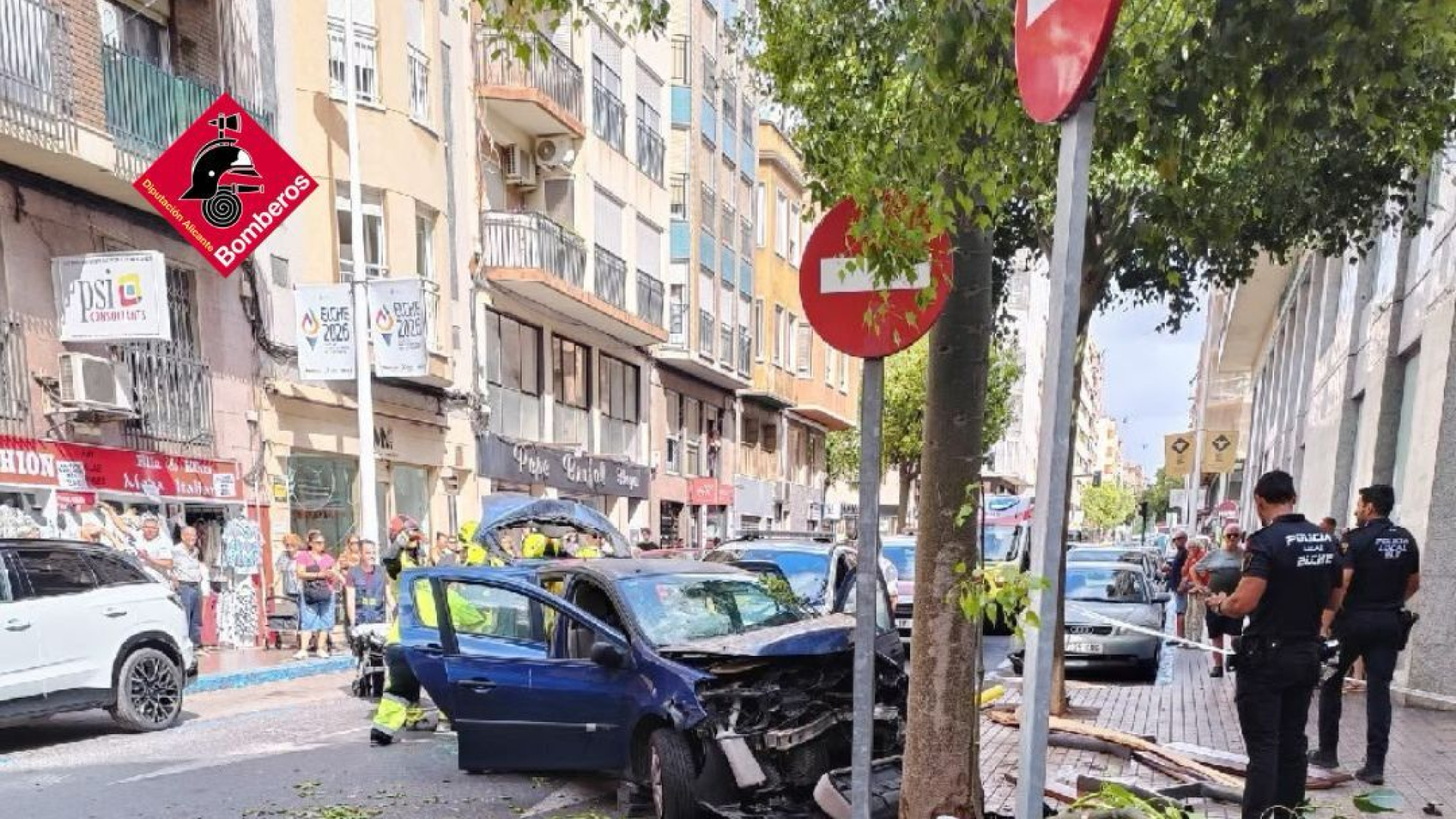 Una pareja salva la vida en Elche tras caerles un 