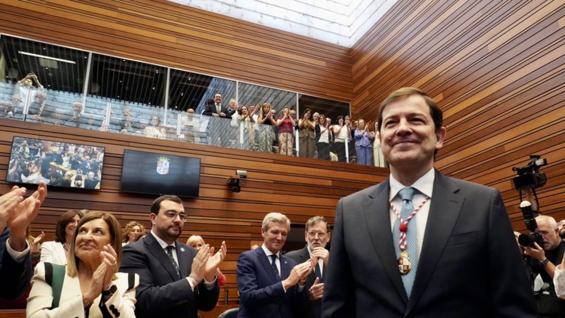 Mañueco asume su tercer mandato y llama a "ilusionar a Casti