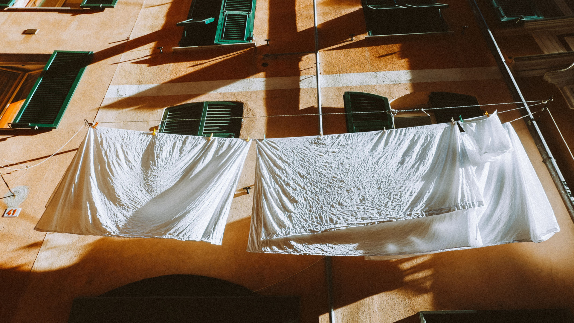 Cómo tender la ropa en verano sin dañarla: los errores más f
