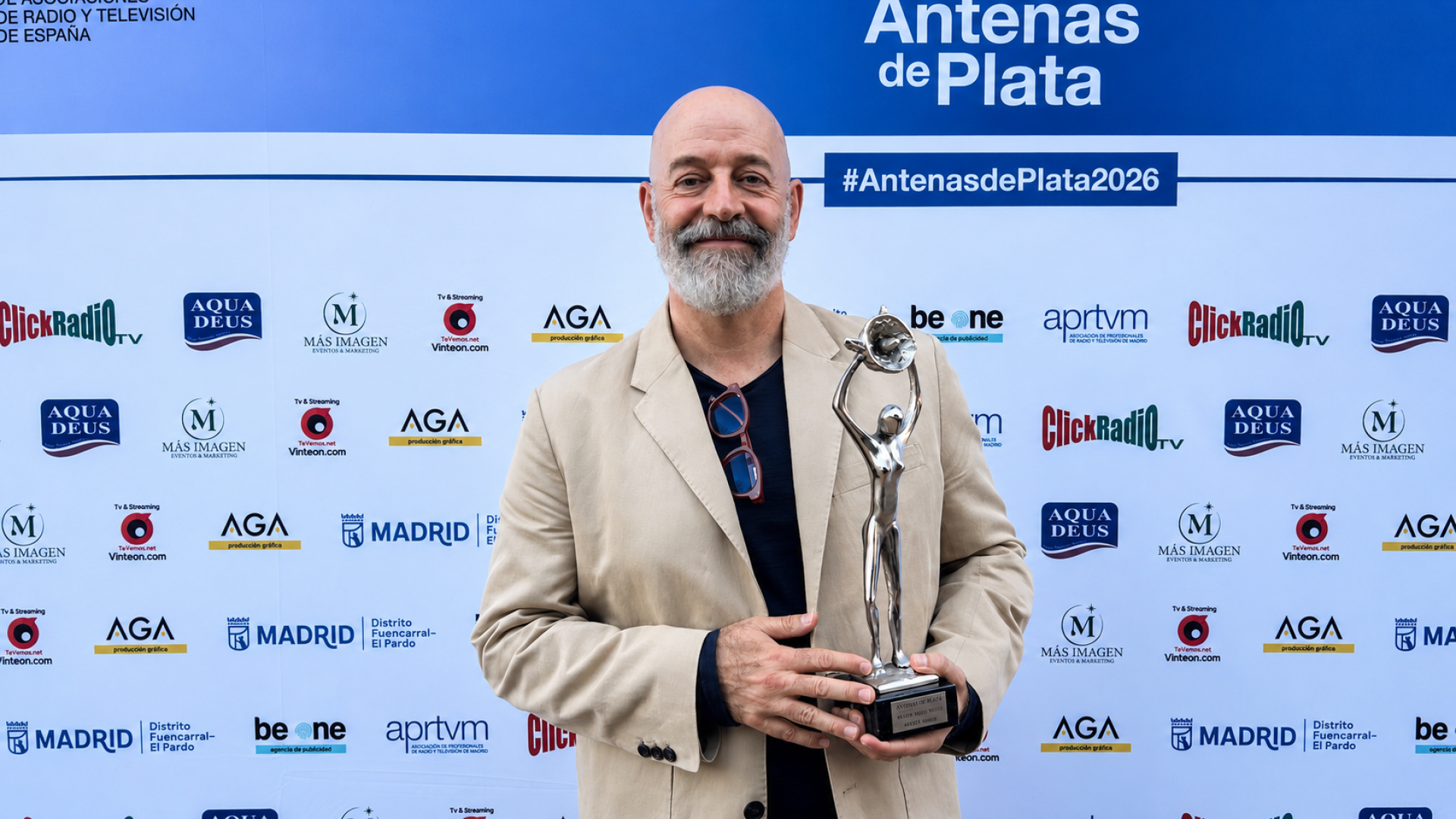 Manuel Salas recoge la Antena de Plata por 'Cayeta