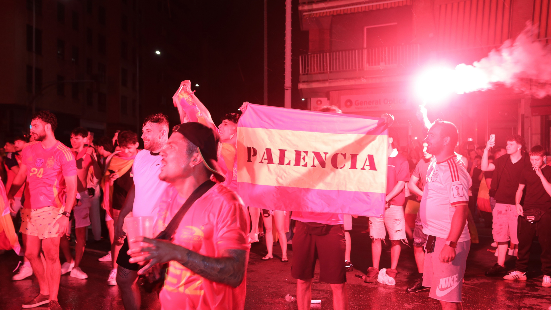 La locura por el Mundial se desata en Palencia: así han celebrado miles de personas en las calles de la capital que España logra su segunda estrella
