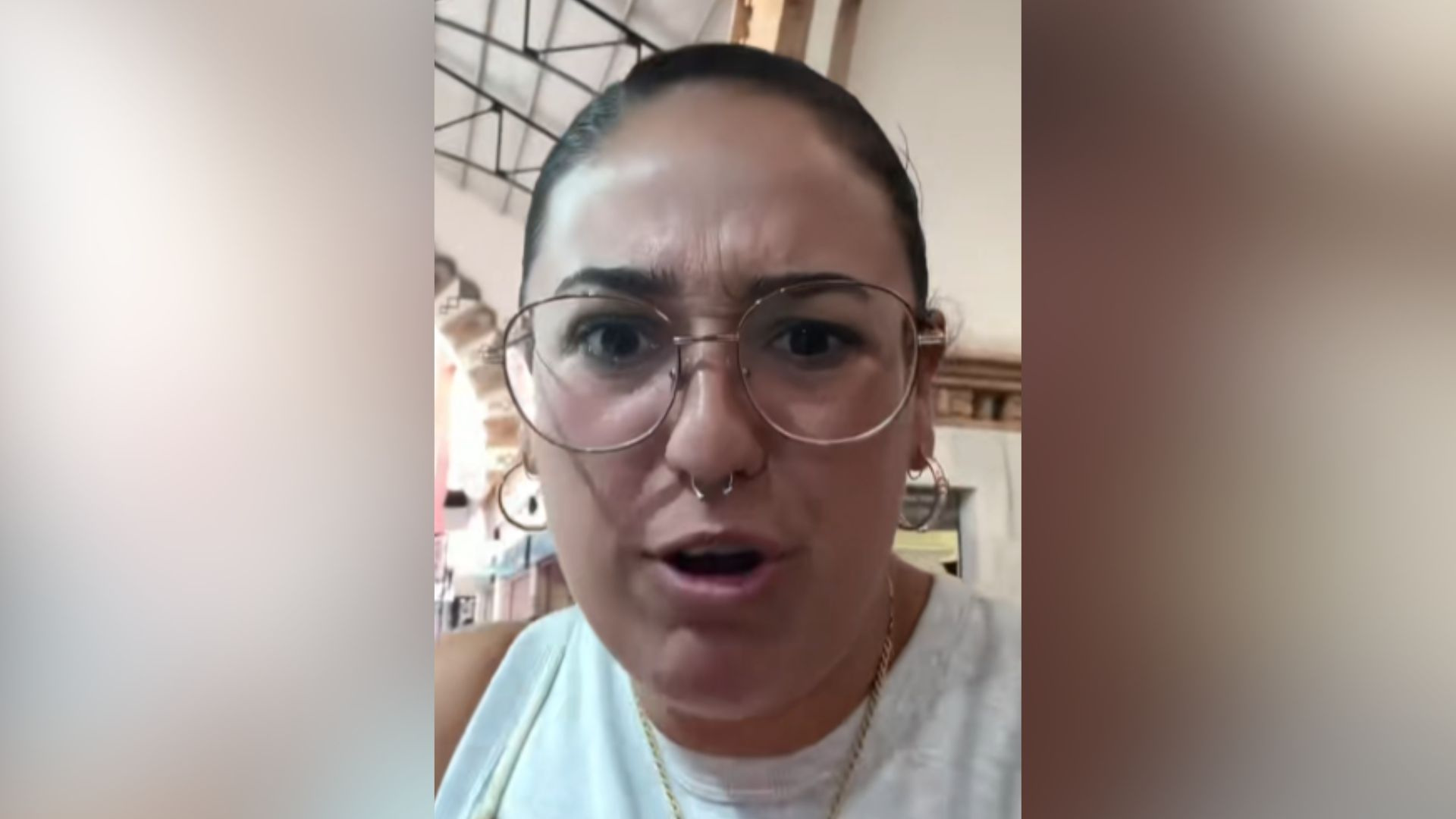 Noelia, pescadera: "Os vais a gastar cuatro y cinco euros en un espeto, teniendo un kilo de sardinas por cuatro, es increíble"