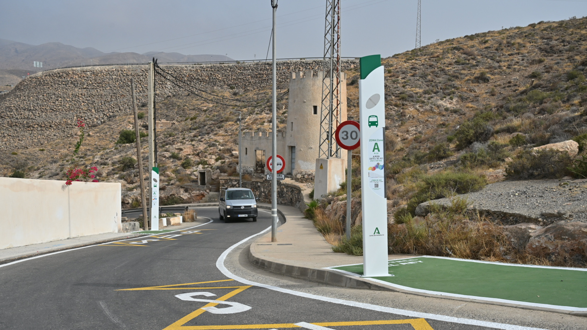 Castell del Rey estrena tres nuevas paradas de autobús más accesibles y seguras