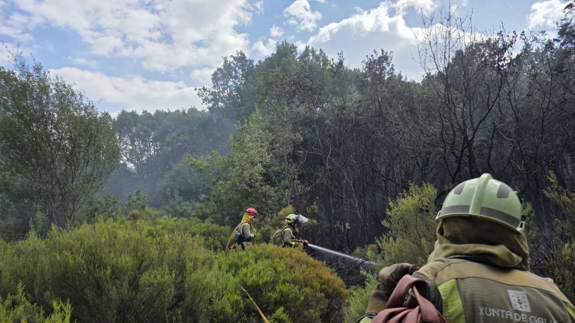 Galician Firefighters Return Home After Battling Ávila Wildfires