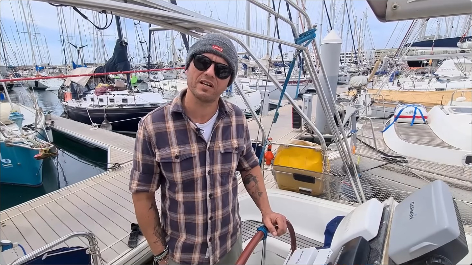 Chedy vive en un velero durante todo el año: "Un barco de segunda mano te puede costar 50.000 euros, y no es que vivas comprimido o no tengas espacio, son muy cómodos"