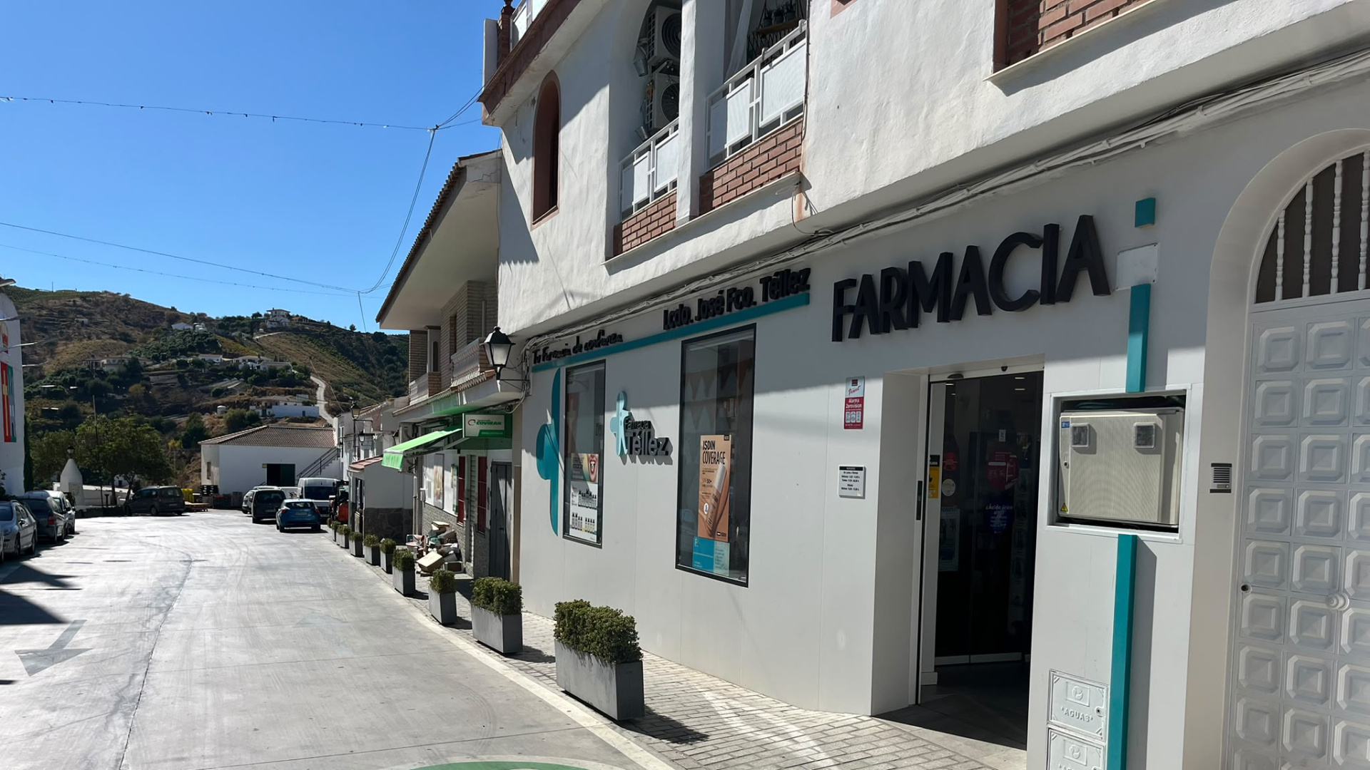 La Farmacia Téllez, la única de Almáchar: “Es el primer lugar al que acudir cuando aparece un problema de salud”