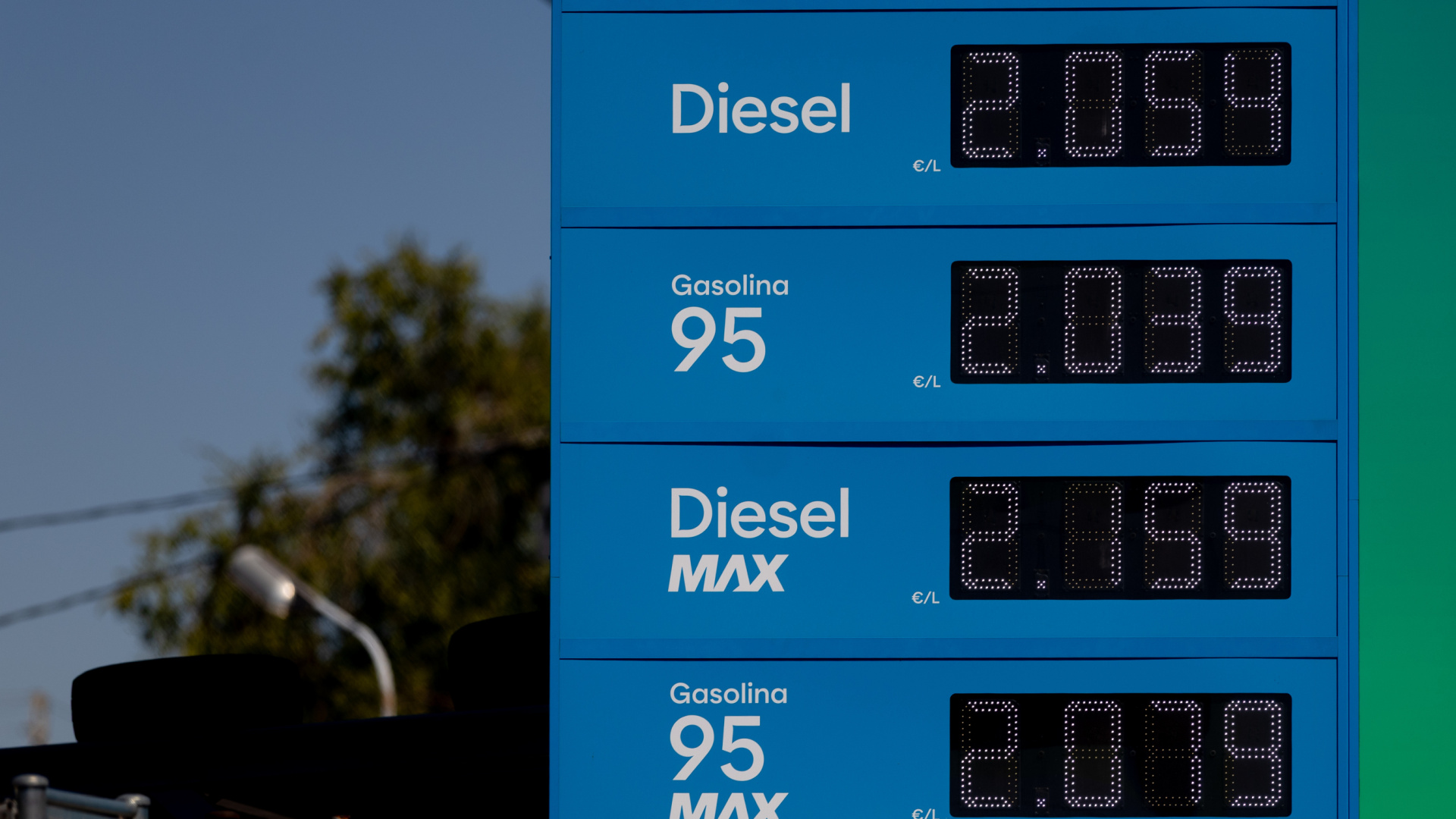 Spain extends 20-cent diesel subsidy until end of year