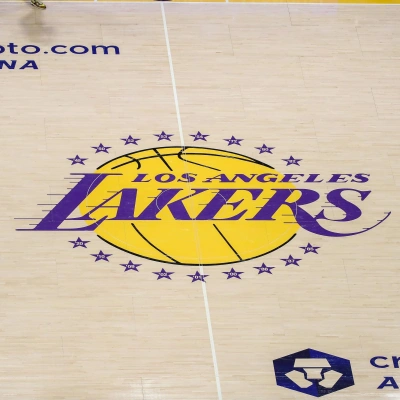 Los Ángeles Lakers han cambiado de manos en la mayor operación del deporte estadounidense.