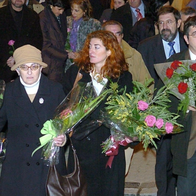 Estíbaliz Garmendia, viuda de Joseba Pagazaurtundua, jefe de la Policía Local de Andoain asesinado por ETA, junto a la madre y la hermana del fallecido, Pilar Ruiz y Maite Pagazaurtundua, y el entonces secretario general de los socialistas vascos, Patxi López (izda-dcha primera fila)