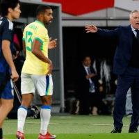 Carlo Ancelotti da órdenes desde el banquillo durante el partido amistoso entre Brasil y Japón