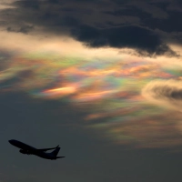 Un avión vuela sobre "nubes iridiscentes", también conocidas como nubes arcoíris, cerca del Aeropuerto Internacional de Kuala Lumpur.