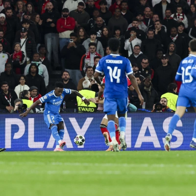 Lisbon (Portugal), 17/02/2026.- Real Madrid's Vinicius Junior (L) scores a goal during the UEFA Champions League soccer match between Benfica and Real Madrid, in Lisbon, Portugal, 17 February 2026. (Liga de Campeones, Lisboa) EFE/EPA/JOSE SENA GOULAO