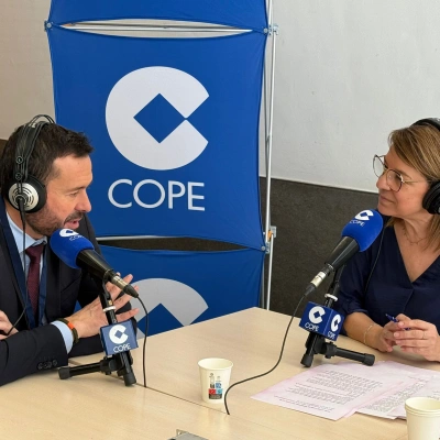 José Luis Escudero. Comisionado para la Accesibilidad con la periodista Laura Sánchez