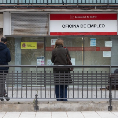 Varias personas hacen cola en una oficina de empleo