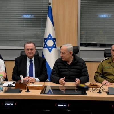 El primer ministro israelí, Benjamin Netanyahu (2-D), durante una evaluación de seguridad de emergencia con el ministro de Defensa, Israel Katz (2-I), el jefe del Estado Mayor de las FDI, Eyal Zamir (D), y el director del Mossad, David Barnea (I) en la sede militar de Kirya en Tel Aviv.