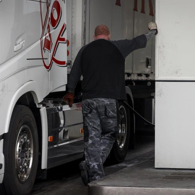 Un camionero reposta en Irun (Gipuzkoa)