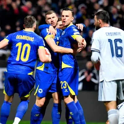 La selección de Bosnia celebra el gol marcado ante Italia en la eliminatoria de la repesca