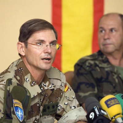 El responsable de la unidad en Afganistán, el coronel Honorio Cantero López de Davdillo (i), y el jefe de tropas del Mando de Canarias, el general de división Juan Miguel Mateo