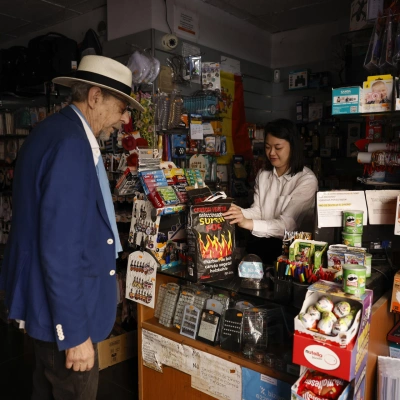 Un hombre compra carbón en un bazar chino en Valencia