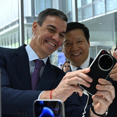 El presidente del Gobierno español, Pedro Sánchez (i), durante su visita en Pekín a la sede de la tecnológica Xiaomi junto a su fundador, Lei Juny (d)