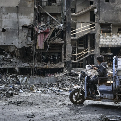 Beirut continúa retirando escombros de edificios destruidos