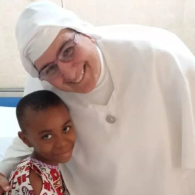 Sor Carmen Rodríguez junto a un niño de Camerún