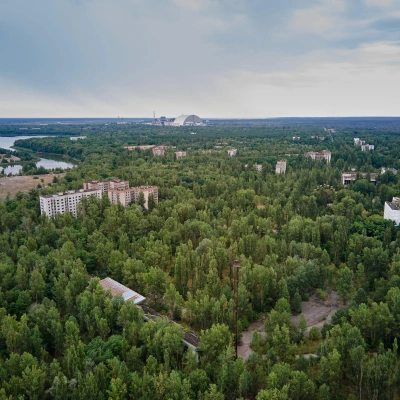 Vista aérea de Chernóbil, Ucrania. Zona de exclusión. Zona de alta radiactividad. Ruinas de la ciudad fantasma abandonada de Pripyat. Ruinas de edificios.