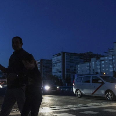 Un viandante cruza una calle de Madrid durante el apagón masivo del sistema eléctrico ocurrido en la Península Ibérica