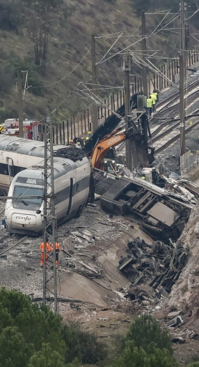 Restos del Alvia siniestrado en la colisión con un Iryo el pasado domingo aún en la vía
