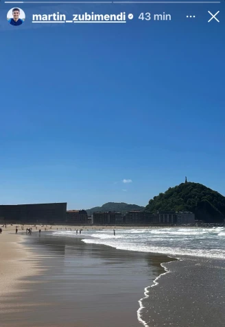 Martín Zubimendi fotografía la plaza de la Zurriola desde su barrio de Gros en Donostia