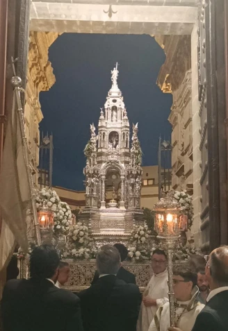 La carroza eucarística entra en San Miguel, de noche, al final de la procesión del Corpus