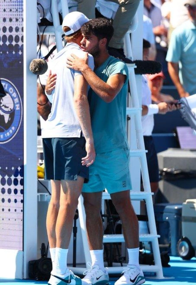 Carlos Alcaraz consuela a Sinner