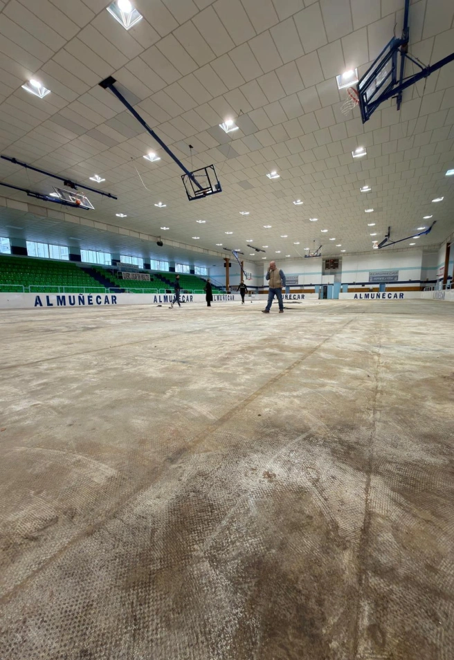 El pabellón de Almuñécar encara su recta final con un suelo de última generación