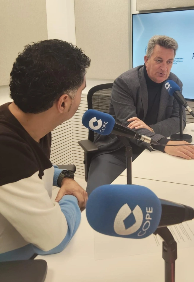 El vicepresidente de la Generalitat Valenciana, Vicente Martínez Mus, visita los estudios de la Cadena COPE