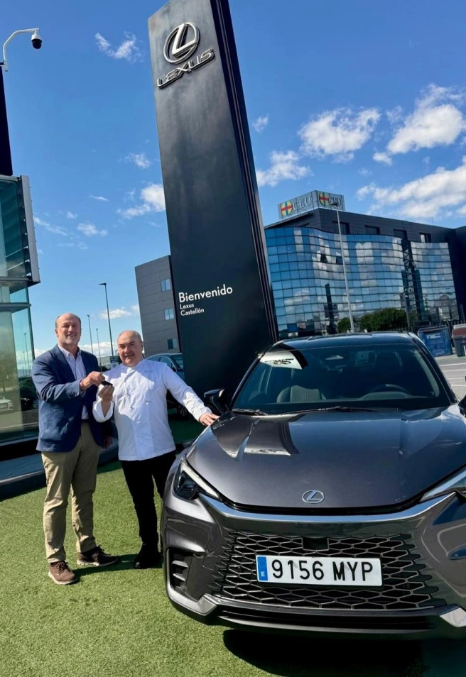 El chef con estrella Michelín, Miguel Barrera, conduce un Lexus