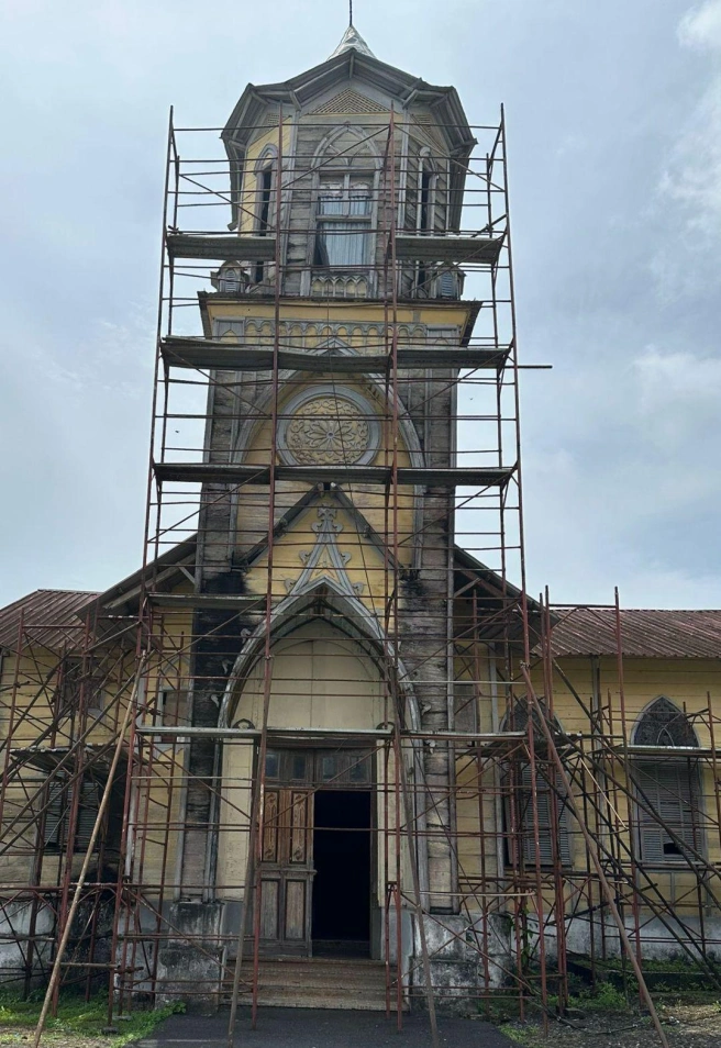 Vista exterior de la Iglesia de Batete, en Guinea Ecuatorial