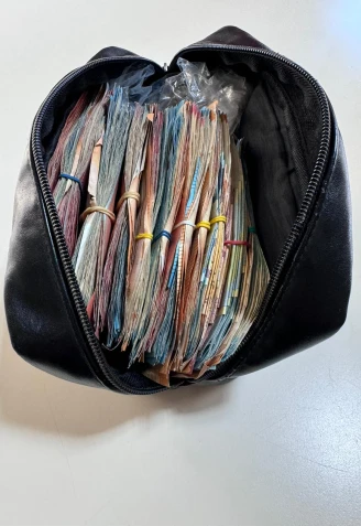 Imagen de la cartera hallada en Gijón con más de 10.000 euros en efectivo